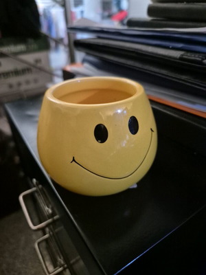 Ceramic Smiley pot yellow like new