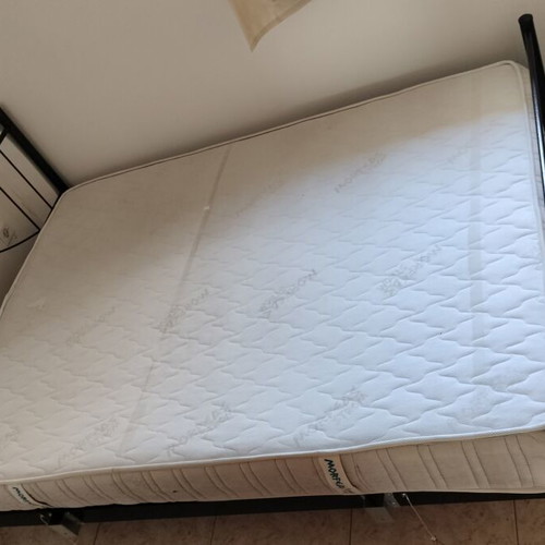 Metal double bed almost new without mattress