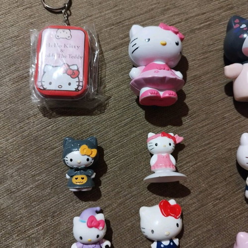 Hello Kitty figures pack like new, 11 figures and keychain
