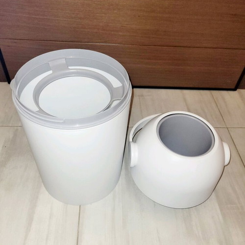 Chicco diaper disposal bin like new with odor sealing system