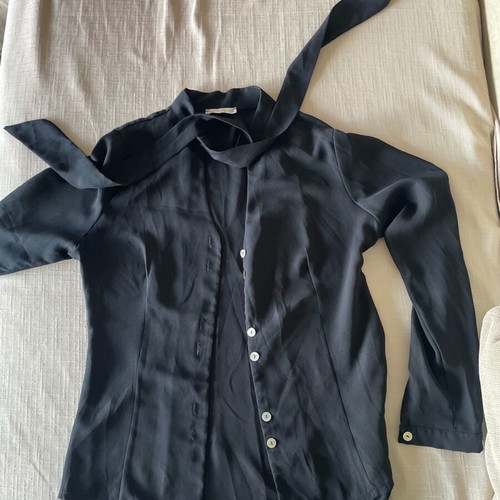 Women's black shirt like new with 2 ties for styling