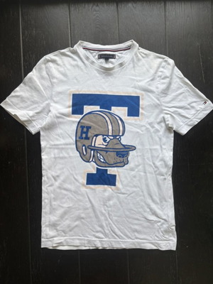 Tommy Hilfiger λευκό graphic t-shirt varsity στυλ σαν καινούργιο