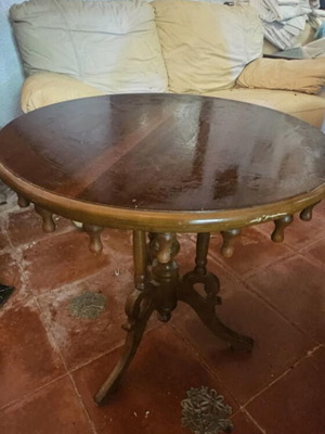 Μια μεγάλη τραπεζαρία με 6 καρέκλες και δύο τραπεζάκια.