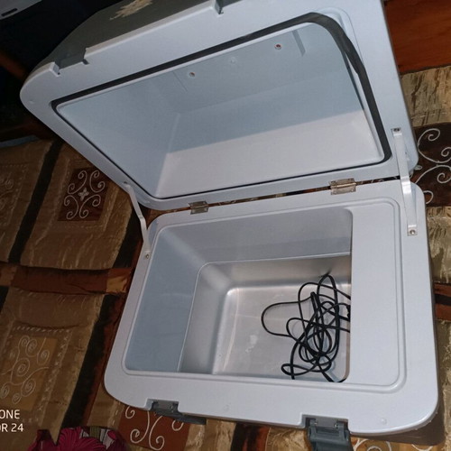Car fridge 12V like new, cools and heats