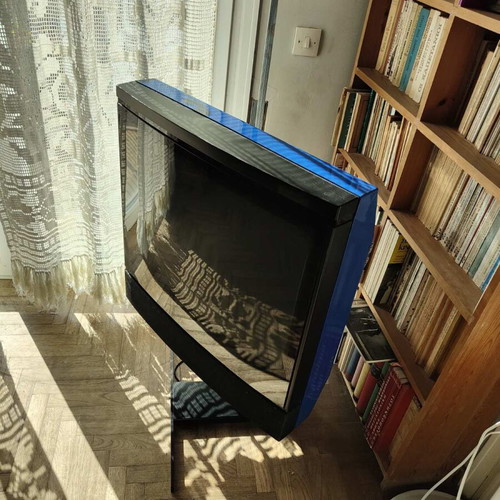 Bang & Olufsen television used 28 inches, 1980s model