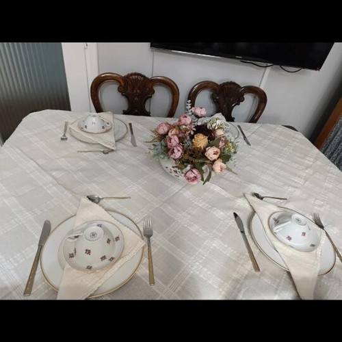 Woven tablecloth with 6 food napkins like new