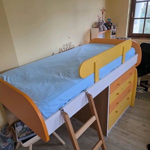 Child bed used with 4 drawers and brand new mattress