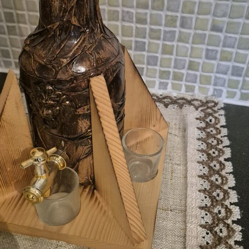 Bottle with wooden base and 4 glasses like new