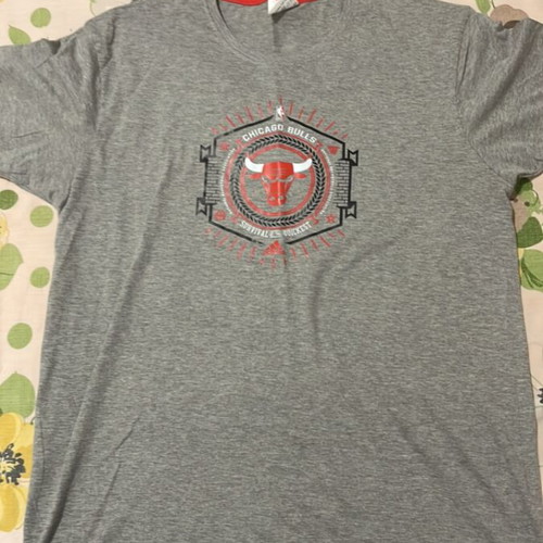 Adidas Chicago Bulls T-shirt new, size large