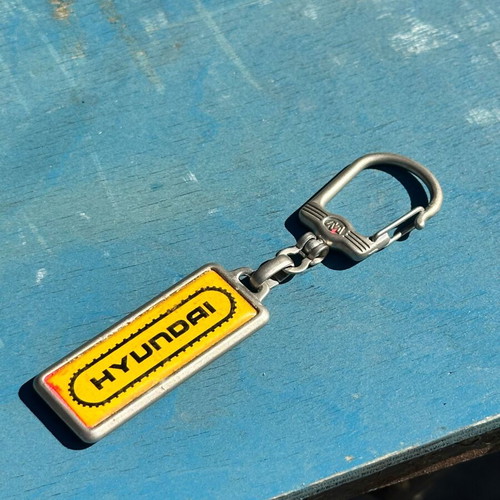 Hyundai vintage metal keychain 5.5 cm used, yellow logo