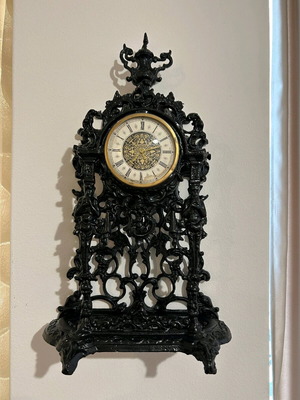 Vintage mechanical clock used, runs 10 hours nonstop