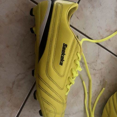 Children's football shoes like new, size 37, yellow