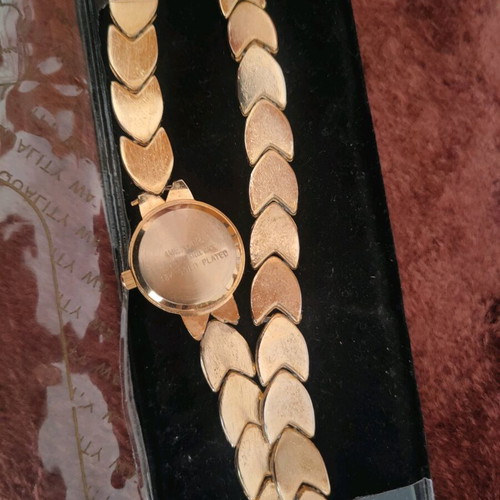 Wristwatch and wrist chain 18K gold plated like new