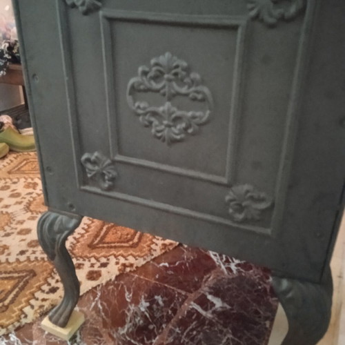 Cast iron stove used with accessories, dimensions 87x51x70 cm