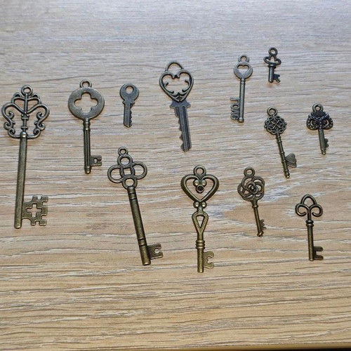 Decorative vintage keys set of 12, like new, brass look