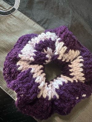 Χειροποίητο πλεκτό scrunchie σε αποχρώσεις μωβ κατόπιν παραγγελίας
