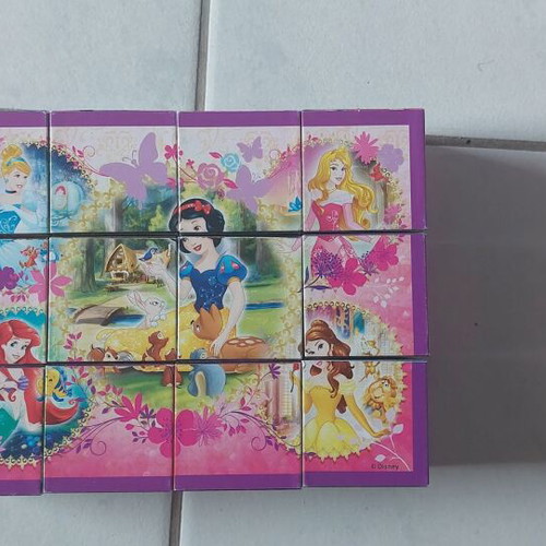 Princess Disney puzzle like new with 12 cubes in plastic case