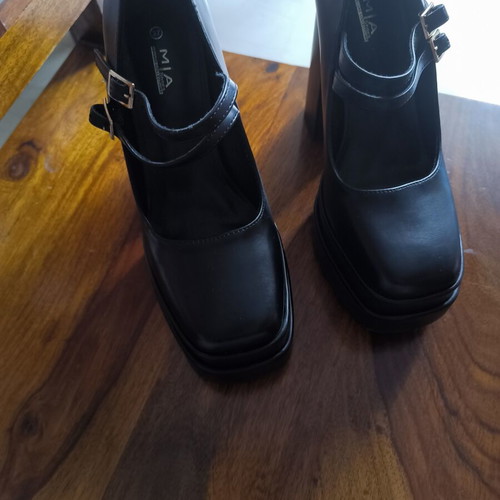 Mia shoes size 37 black platform sandals like new