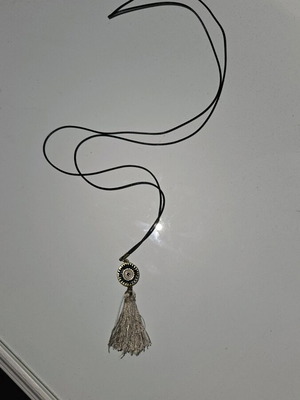 Necklace pendant mataki tassel new, beige and gold