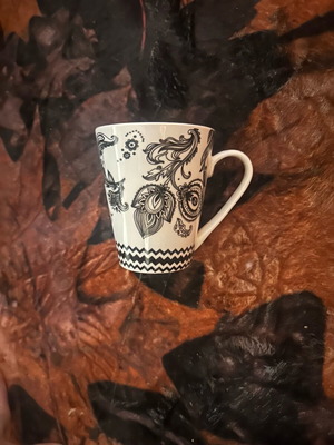 Mug with black and white design