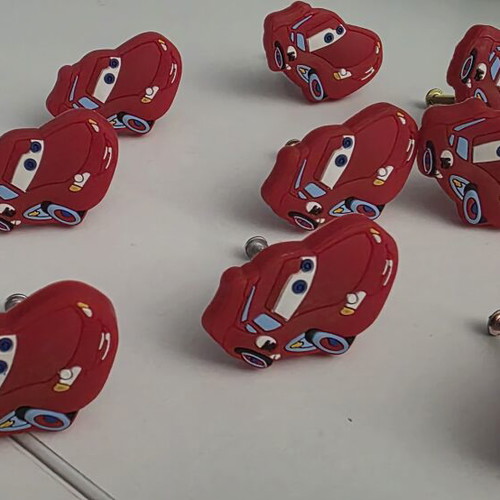 McQueen knobs set of 9, like new, red color