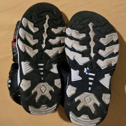 Boys' sandals used size 23 black and red