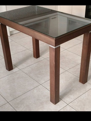 Modern table with glass top and 4 chairs like new