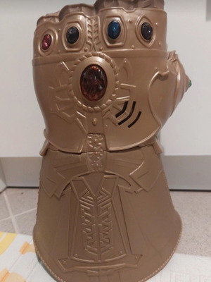 Marvel Avengers Infinity War glove by Hasbro like new