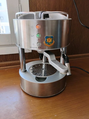 Espresso Coffee Maker Furia Caffè with Retro Design, capsules and milk frother like new
