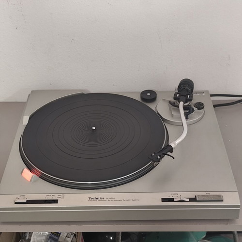 Technics turntable without needle or cover lid