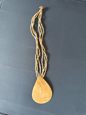 Vintage necklace with shell 27 cm like new, button closure