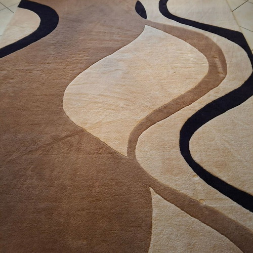 Thick handmade rug like new 1.95x2.82 with modern design
