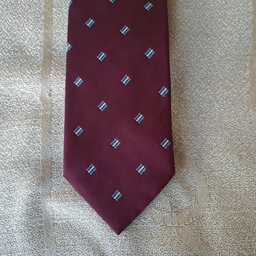 Silk handmade Pagoni tie like new with geometric rhombus pattern