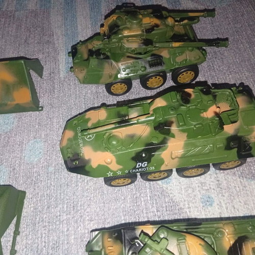 Military toy soldiers, pack of six, plastic