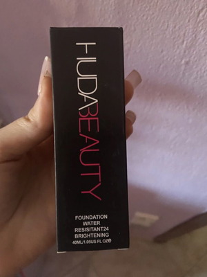 Huda Beauty Foundation never used, Shade 110