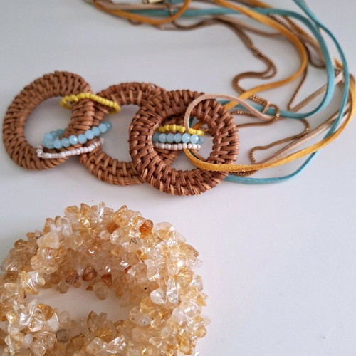 Women's necklace with elastic bracelet like new, beige and turquoise