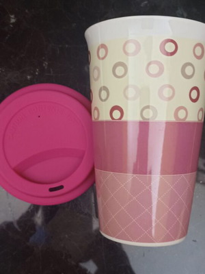Coffee cup in pink shades like new with elastic lid
