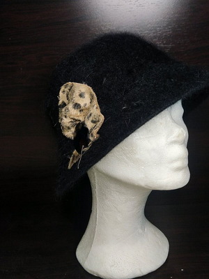 Winter hat like new, black with detail
