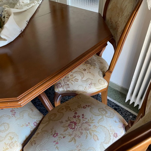 Wooden extendable dining table with 5 chairs like new