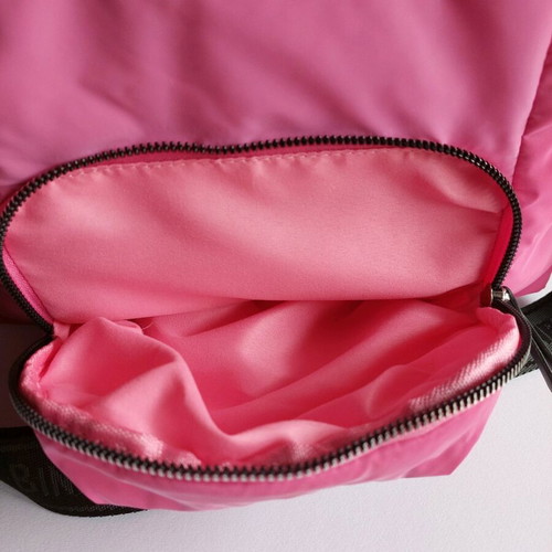 Fuchsia Binnari bag with black details