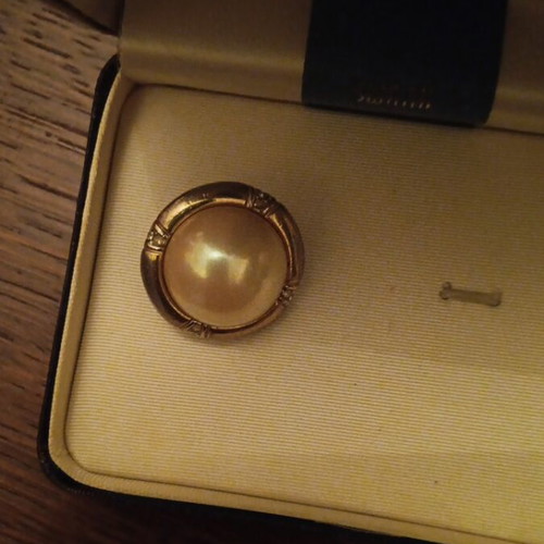 Earrings with pearl and rhinestones in embossed circle like new
