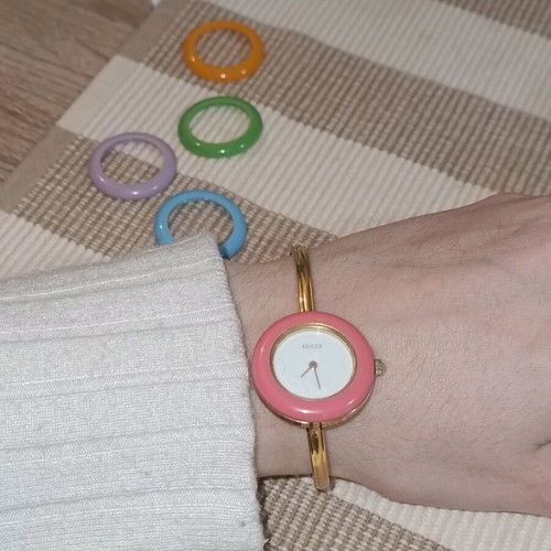 Gucci vintage style wristwatch used with interchangeable colorful bezels