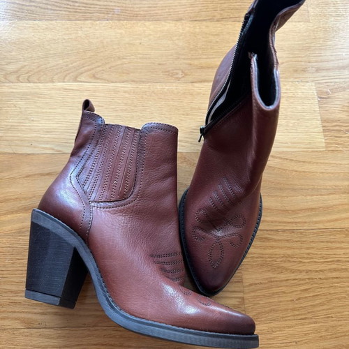 Women's leather cowboy boots brown new, size 37