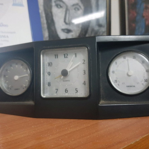 Table clocks pack of 9, mostly functional