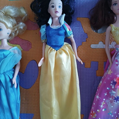 Barbie pack of three like new