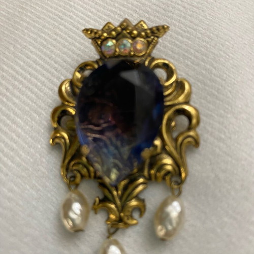 Vintage brooch with blue stone and pearls, like new, gold tone