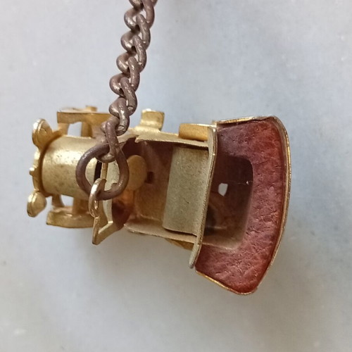 Fiat 501 keychain with rotating wheels