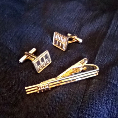 Vintage gold tie clip and cufflinks set with geometric design, like new