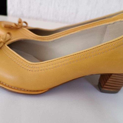 Clarks yellow pumps new, size 37.5