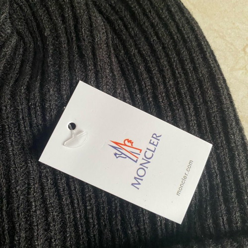 Moncler hat like new, black